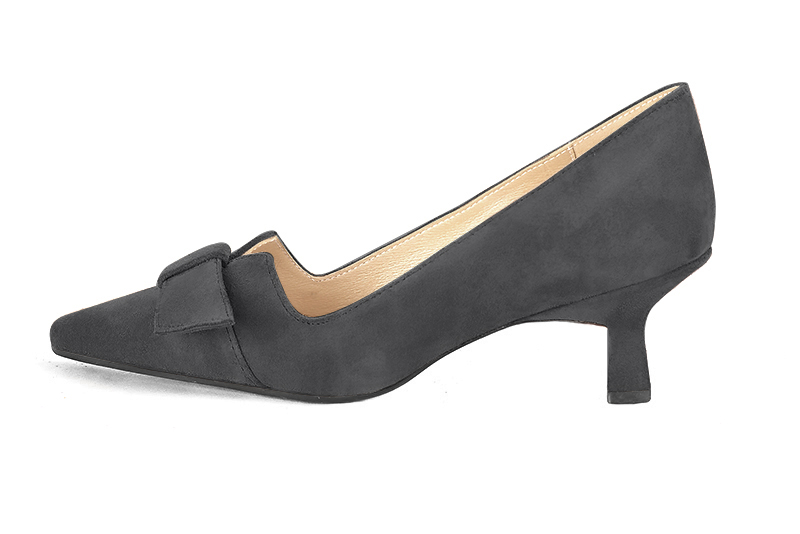  women's dress pumps, with a knot on the front.. Profile view - Florence KOOIJMAN